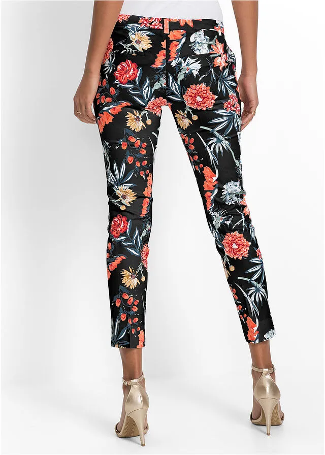 Black printed Capri pants.