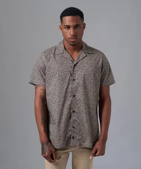 CAMISA MANGA CORTA CASUAL CUELLO RESORT CLASSIC FIT BEIGE ESTAMPADO PV25