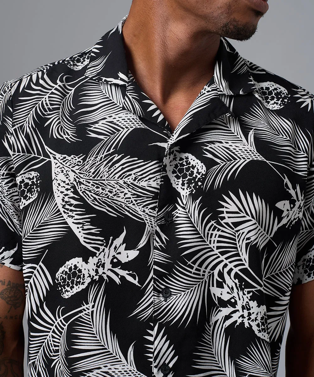 CAMISA MANGA CORTA CASUAL CUELLO RESORT ESTAMPADO CLASSIC FIT BLANCO Y NEGRO PV25