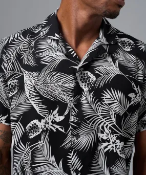 CAMISA MANGA CORTA CASUAL CUELLO RESORT ESTAMPADO CLASSIC FIT BLANCO Y NEGRO PV25